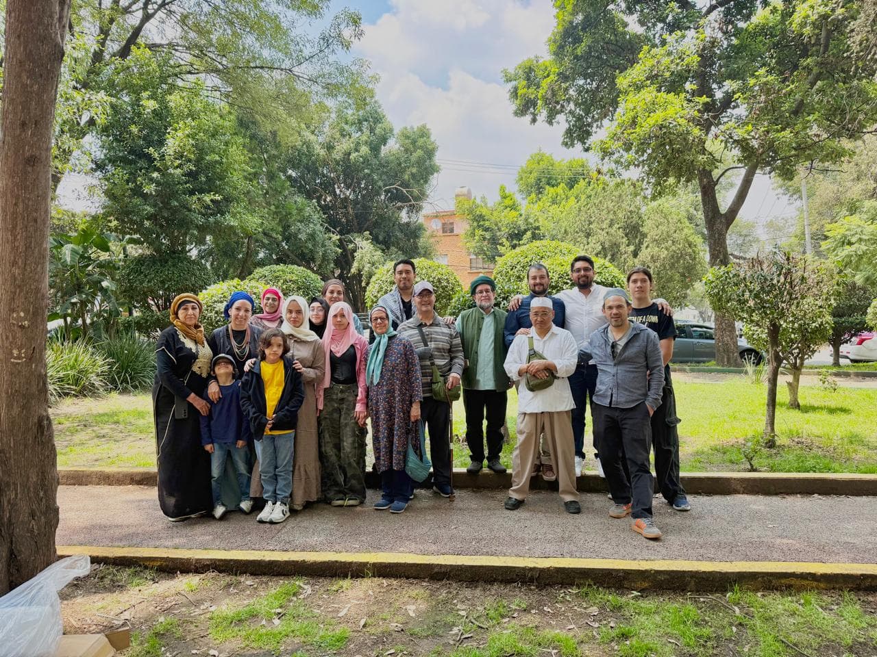 Hermanos y hermanas de la comunidad reunidos en el Parque Ciudad Jardín de Coyoacán tras celebrar el mawlid