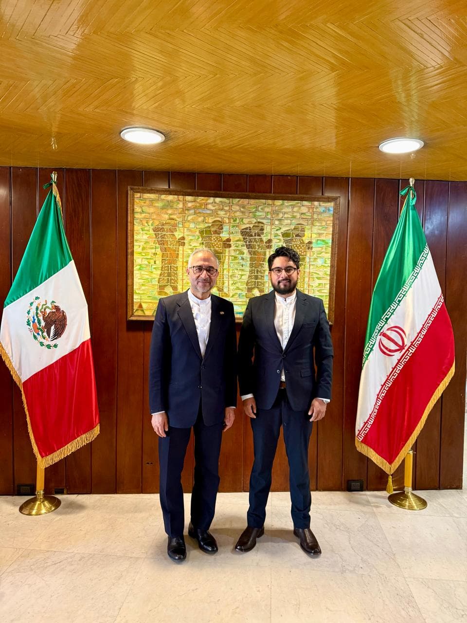 Mullah Khalid junto al embajador de la República Islámica de Irán, Abdolfazl Pasandideh, entre las banderas de México e Irán
