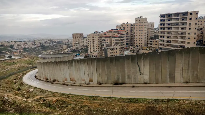 Muro que divide las colonias ilegales sionistas de la Palestina ocupada